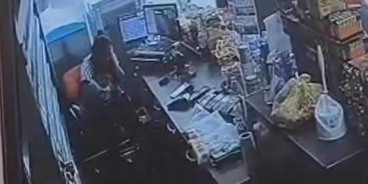 Kucağındaki bebeğe aldırmadan eski eşini defalarca bıçakladı