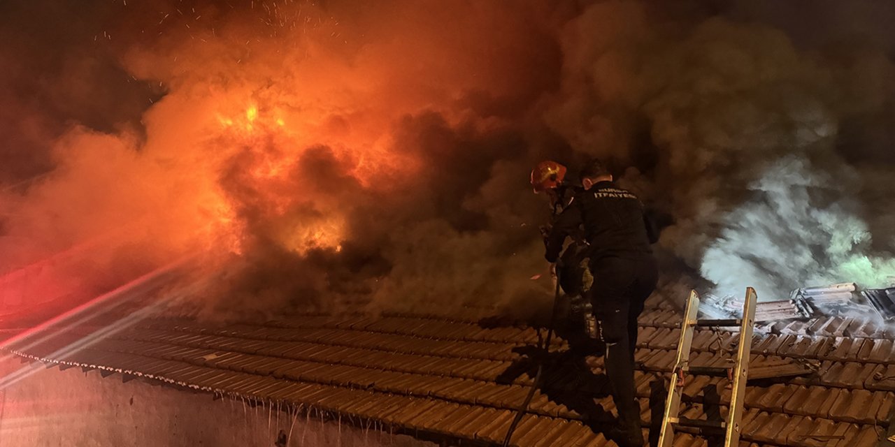 Oto yedek parça dükkanında yangın! 4 iş yeri hasar gördü