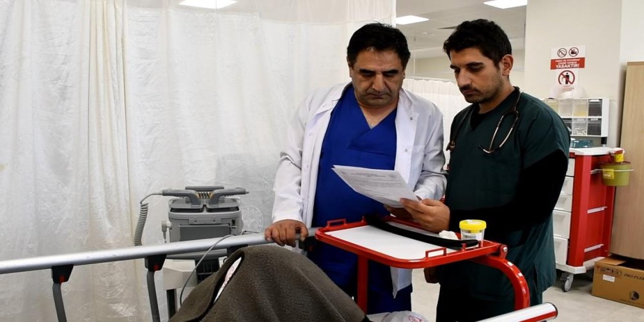 Konya’da baba ve oğlu omuz omuza şifa dağıtıyor