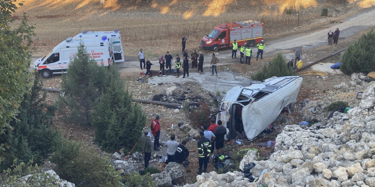 Tarım işçilerini taşıyan minibüs şarampole devrildi: 5 ölü, 14 yaralı