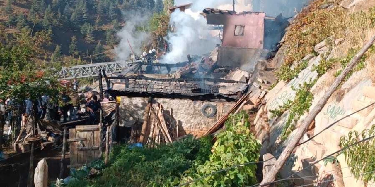 Yangın sonrası çöken evde, engelli kardeşlerin cansız bedenlerine ulaşıldı