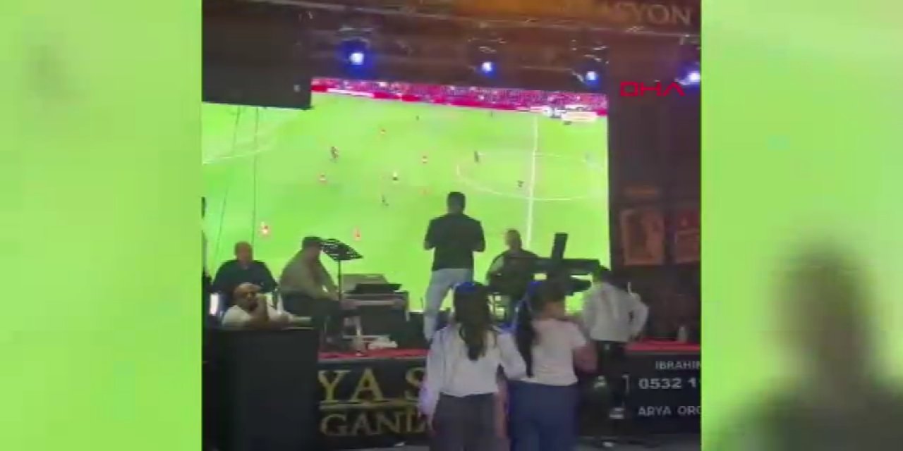 Gelin ve damat halay çekti, misafirler derbi maçını izledi