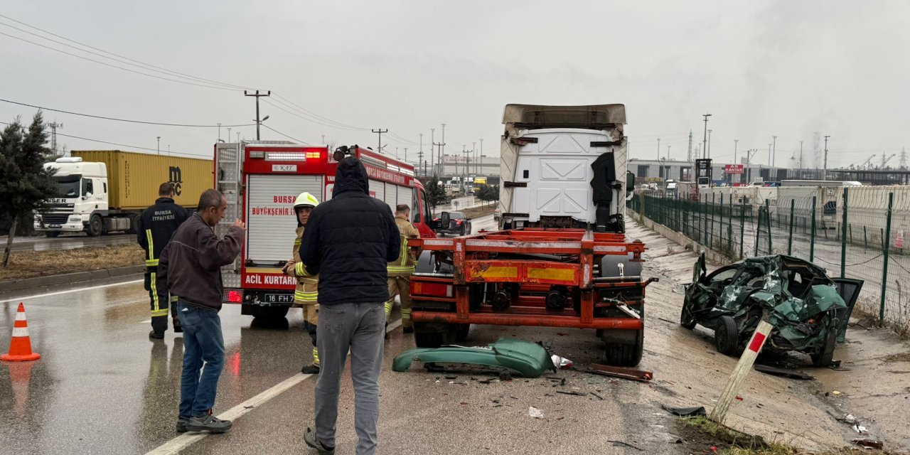 TIR'a ve elektrik panosuna çarpan otomobilin sürücüsü ağır yaralandı