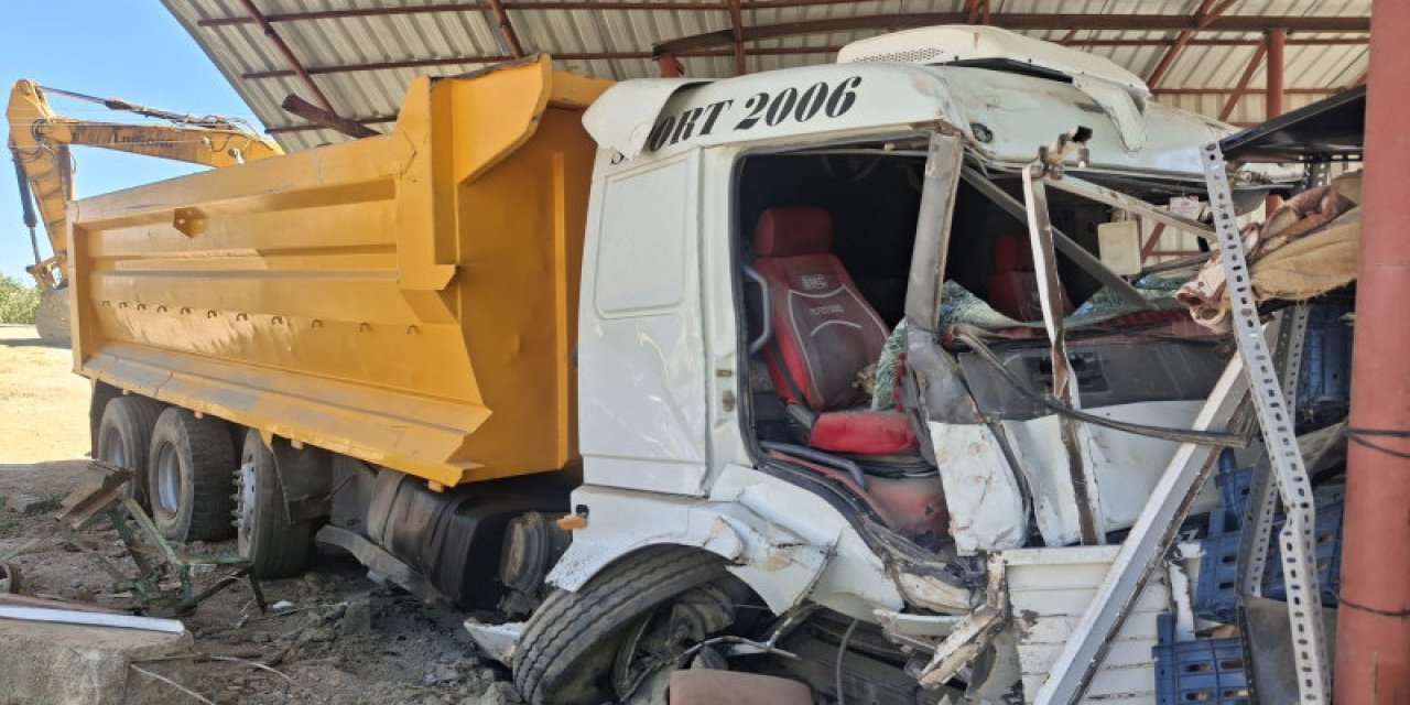 Konya’da hafriyat kamyonu depoya daldı