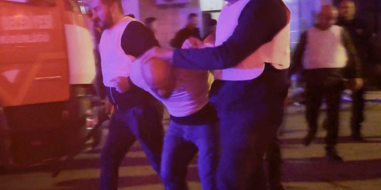 Boşandığı eşini darp eden baba çocuklarını balkonda rehin aldı