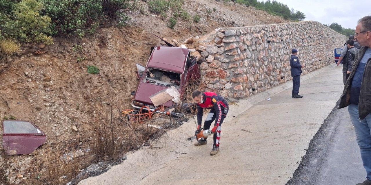 Yağış nedeniyle istinat duvarına çarpan araçtaki çift hayatını kaybetti