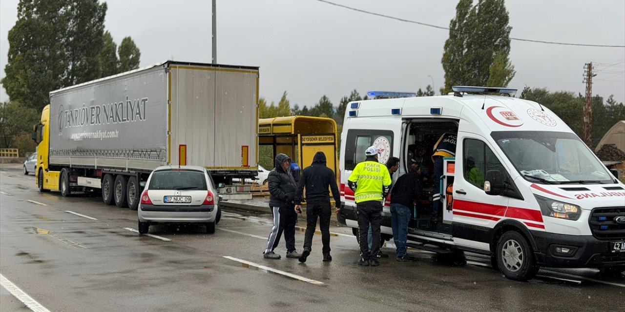 Konya’da otomobil TIR’ın dorsesine çarptı: 3 yaralı