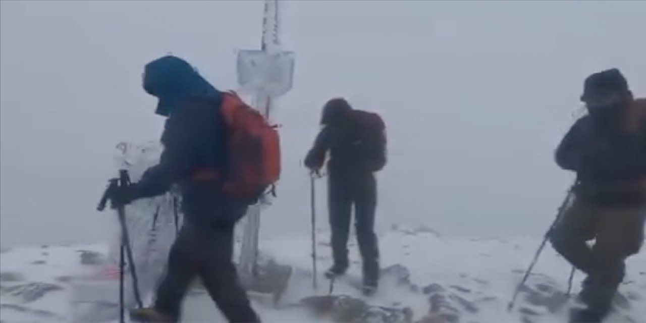 Türkiye’nin kayak merkezinde mevsimin ilk karı yağdı