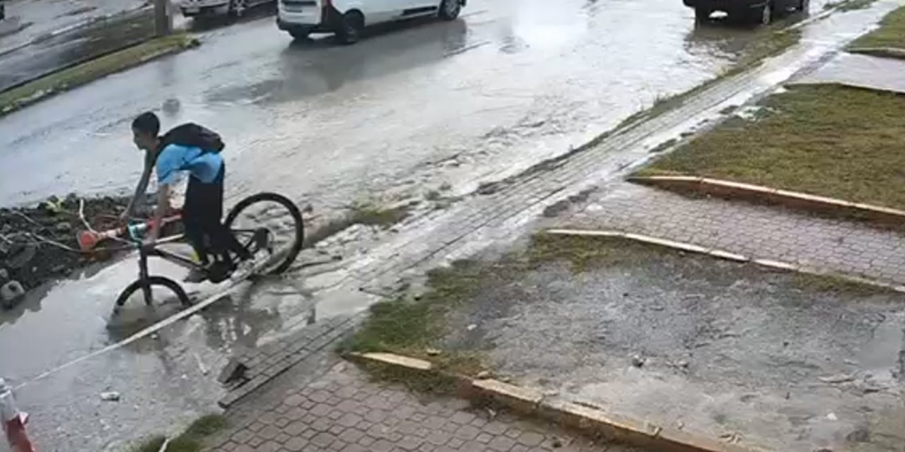 14 yaşındaki çocuk bisikletiyle iki metrelik çukura düştü