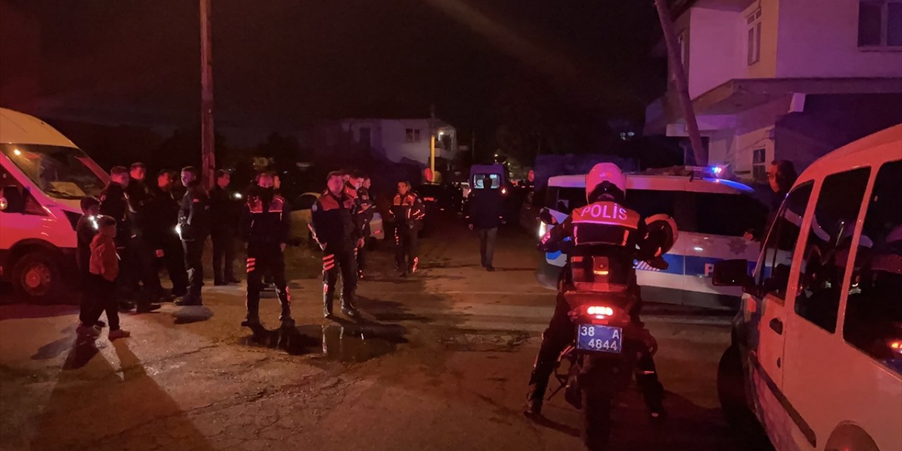 Bakkalda yan bakma kavgası! Bir kişi bıçaklandı