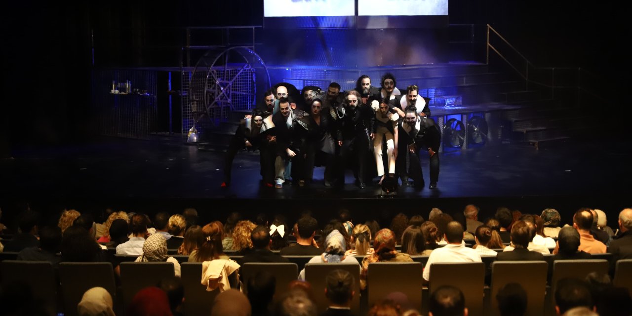 Konya Şehir Tiyatrosu “V. Frank” adlı oyununu ilk kez sahneledi