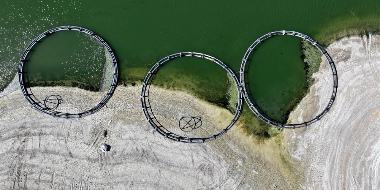 Barajdaki su çekildi, köy enkazı ortaya çıktı, balık kafesleri zeminle buluştu