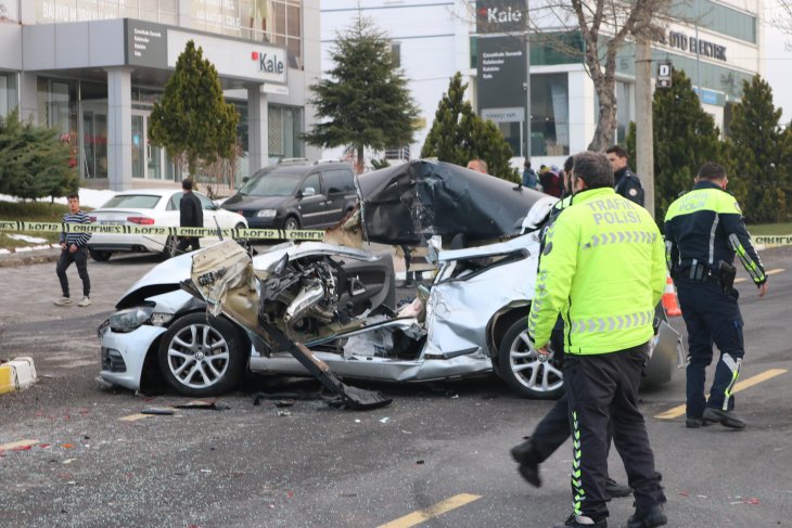 Feci kaza! Otomobil tıra çarptı: 1 ölü