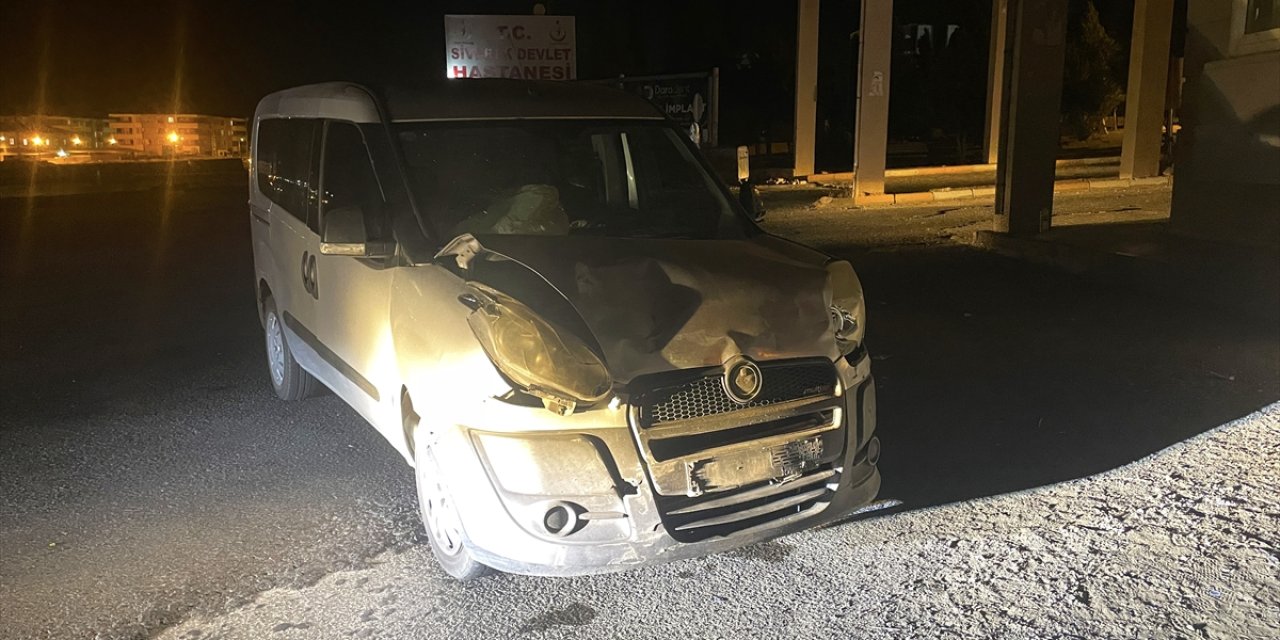 Polis aracı ile otomobil çarpıştı: 4 yaralı