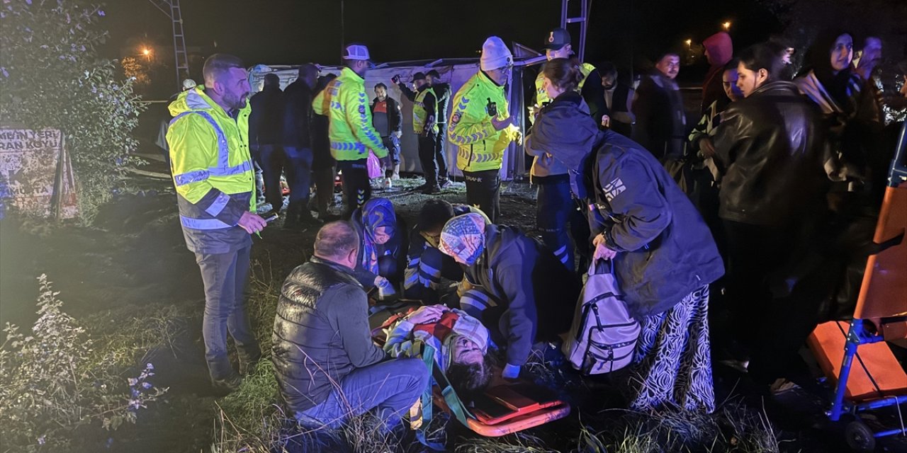 Turdan dönen midibüs devrildi, 25 kişi yaralandı