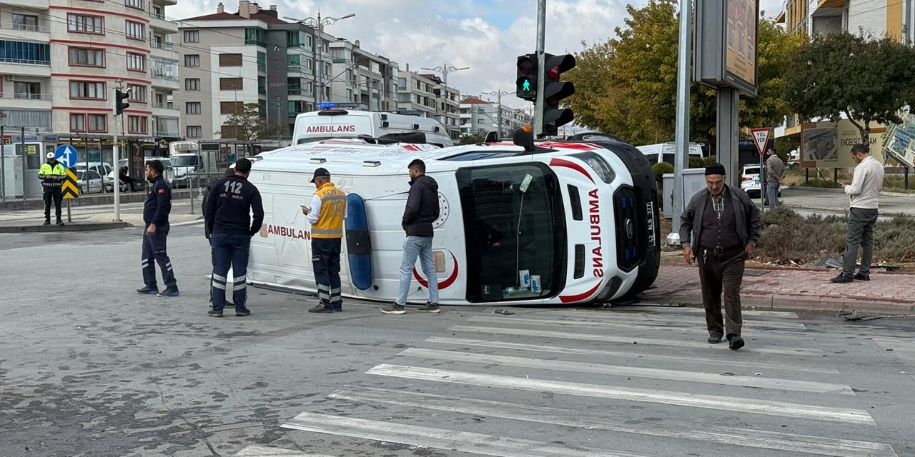 Konya’da hasta taşıyan ambulans devrildi! Yaralılar var
