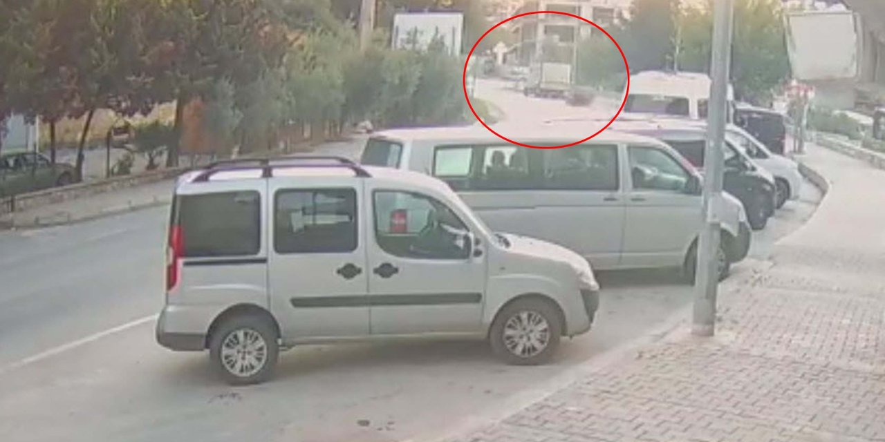 Park halindeki kamyonete çarpan otomobilde, 1 kişi öldü 4 kişi yaralı