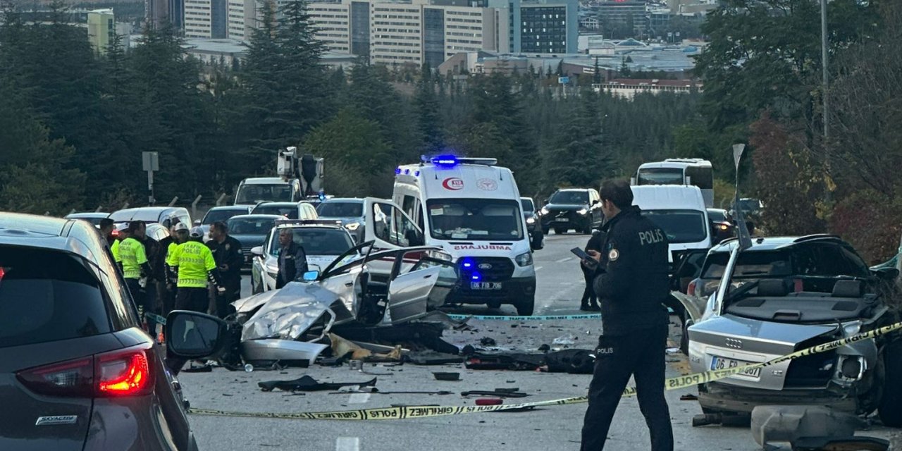 Çarpışmanın etkisiyle otomobil ikiye ayrıldı! 1 kişi öldü 2 kişi yaralı