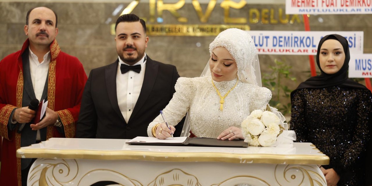 Konya’yı buluşturan düğün! Nikahı Başkan Altay kıydı
