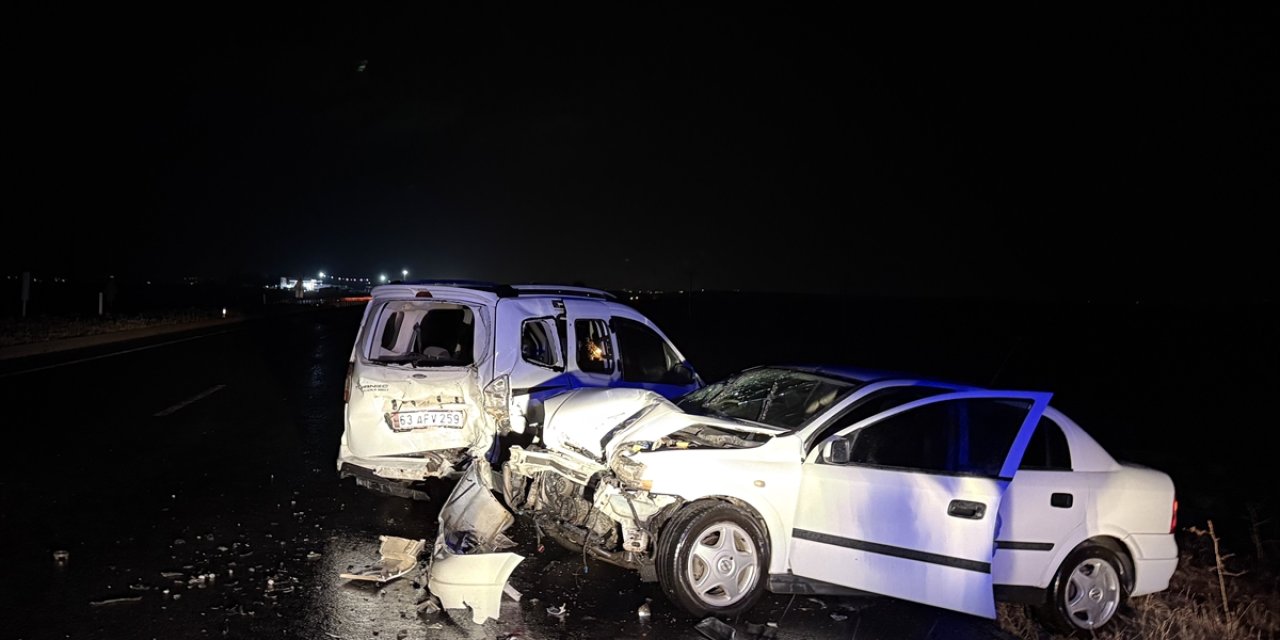 3 araç çarpıştı, 10 yaralı var