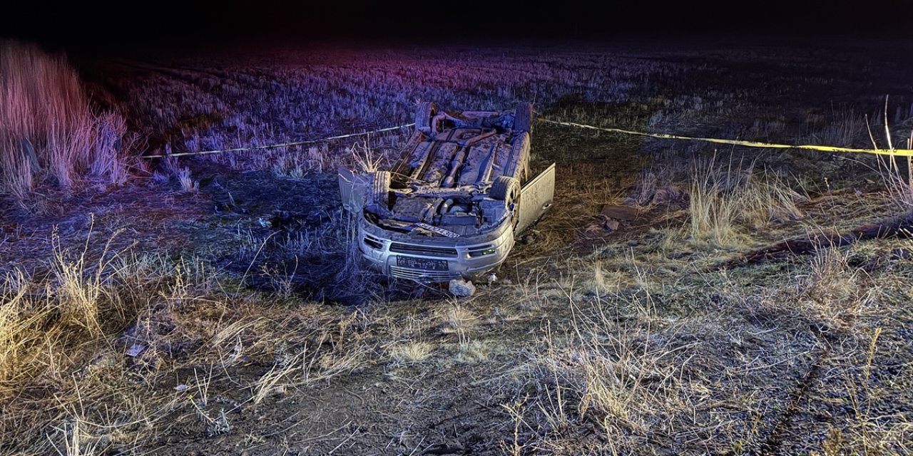 Otomobil tarlaya devrildi, 2 kişi öldü