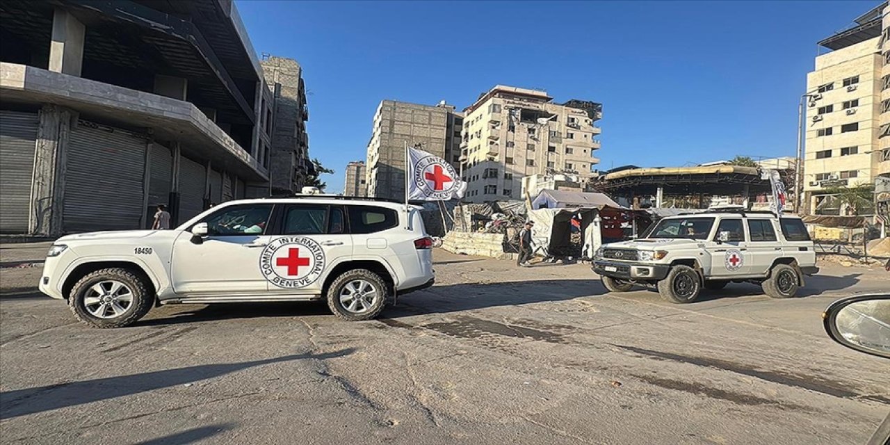 Hamas Gazze'deki İsrailli esirleri Kızılhaç heyetine teslim etmeye başladı