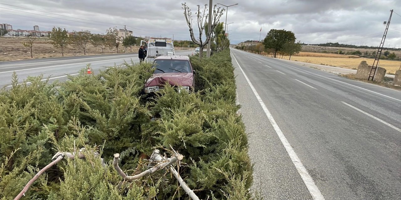 Konya plakalı otomobil refüje çıktı, baba ve 3 yaşındaki kızı yaralandı