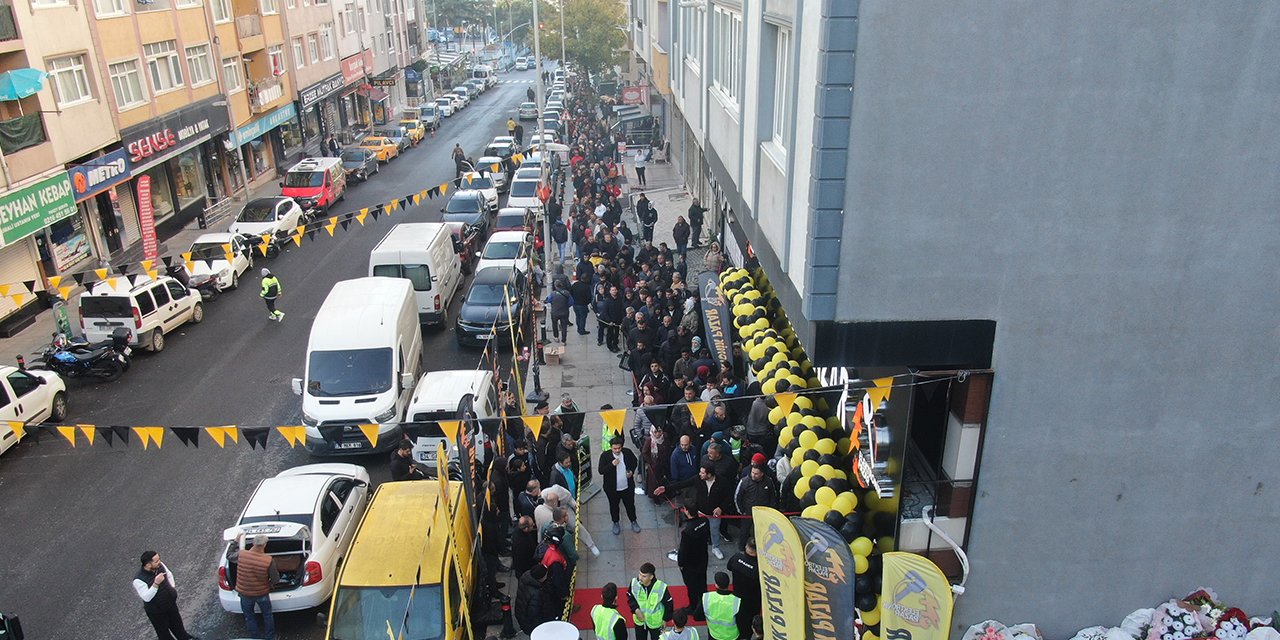 Bin liralık ürün 100 liraya düştü, metrelerce kuyruk oldu