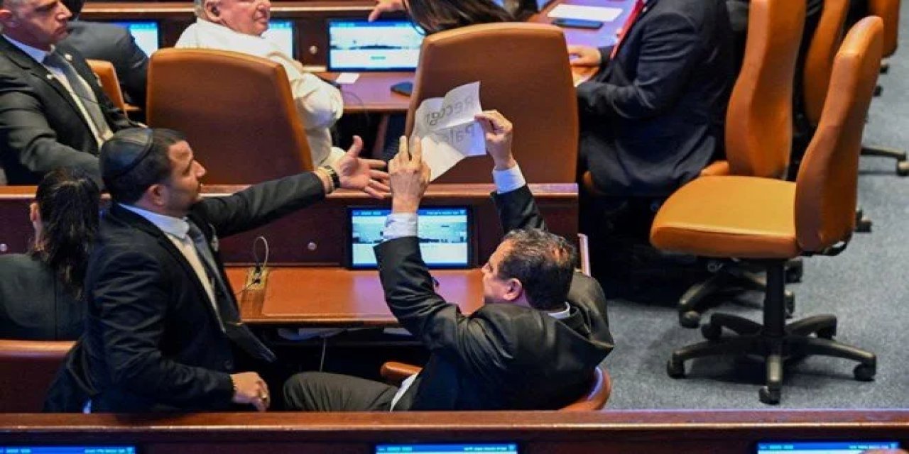 Trump konuşurken İsrail meclisinde "Filistin'i tanıyın" pankartı açıldı