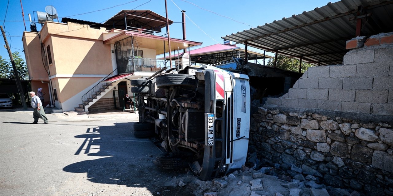 Virajı alamadı, kamyonla eve girdi! 2 kişi yaralı kurtuldu