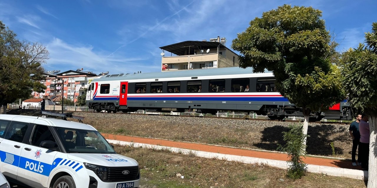 Torununu kurtardı, kendisi trenin altında kaldı