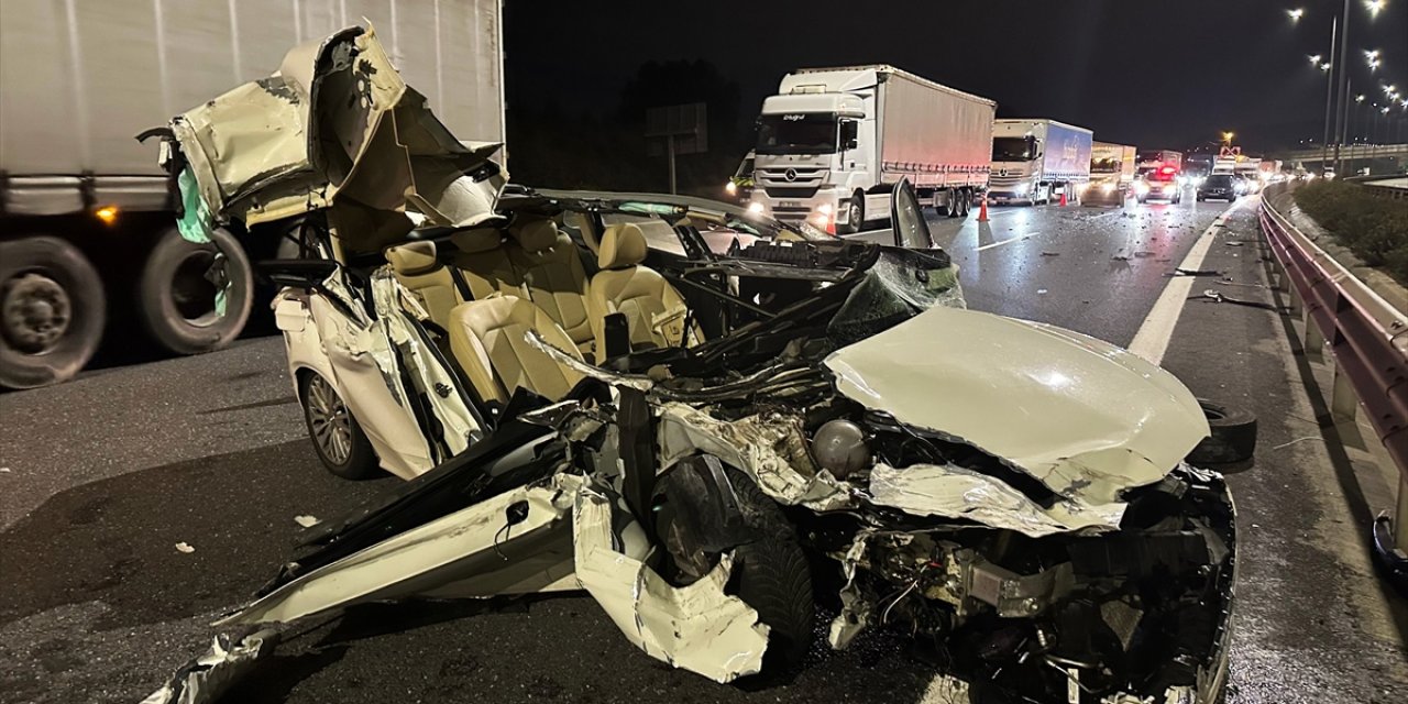 Kamyonetle çarpışan otomobil bu hale geldi