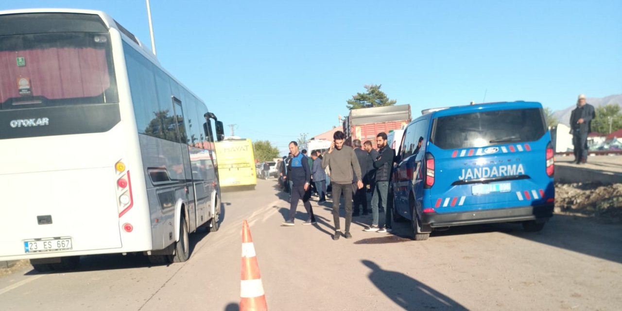 Park halindeki kamyona çarpan motosikletteki 2 genç hayatını kaybetti