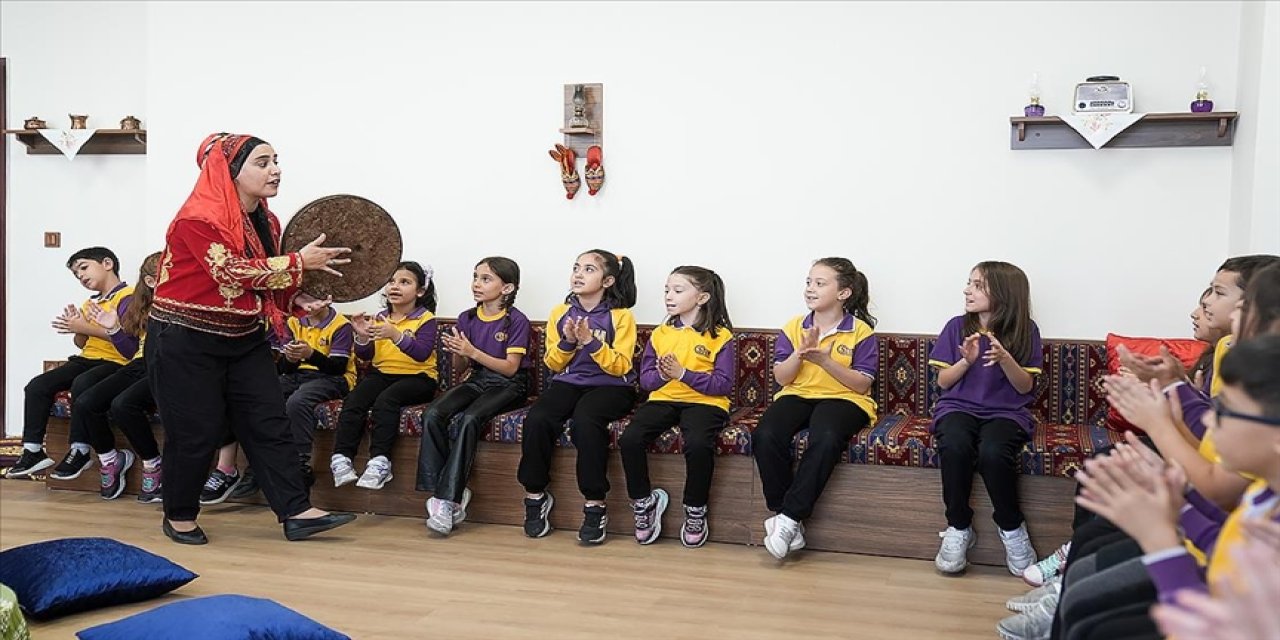 Kadın meddah geleneği yaşatıyor