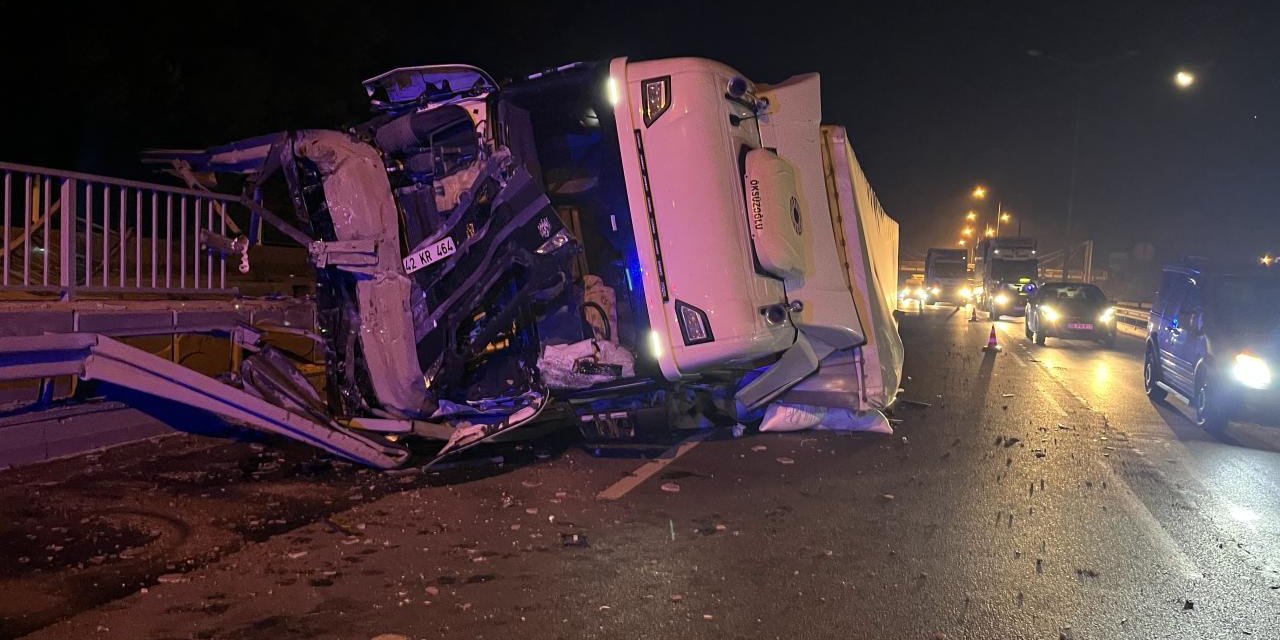Konya plakalı şeker yüklü TIR devrildi, yol kapandı