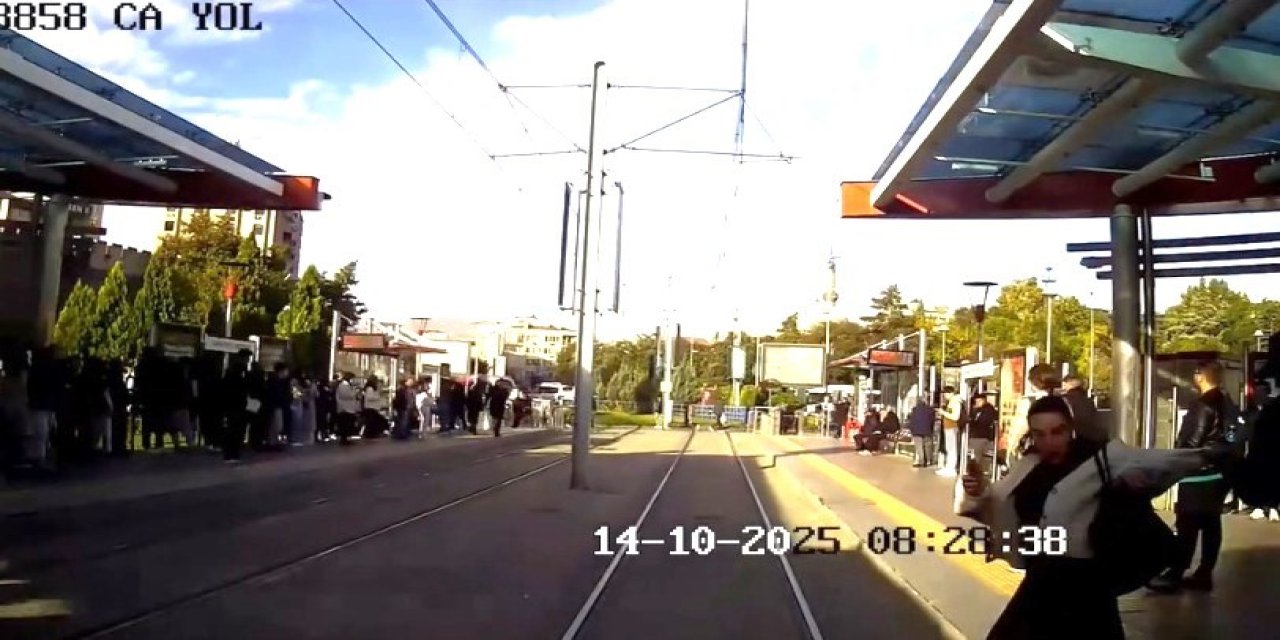 Dikkatsiz kadın tramvayın altında kalmaktan saniyelerle kurtuldu