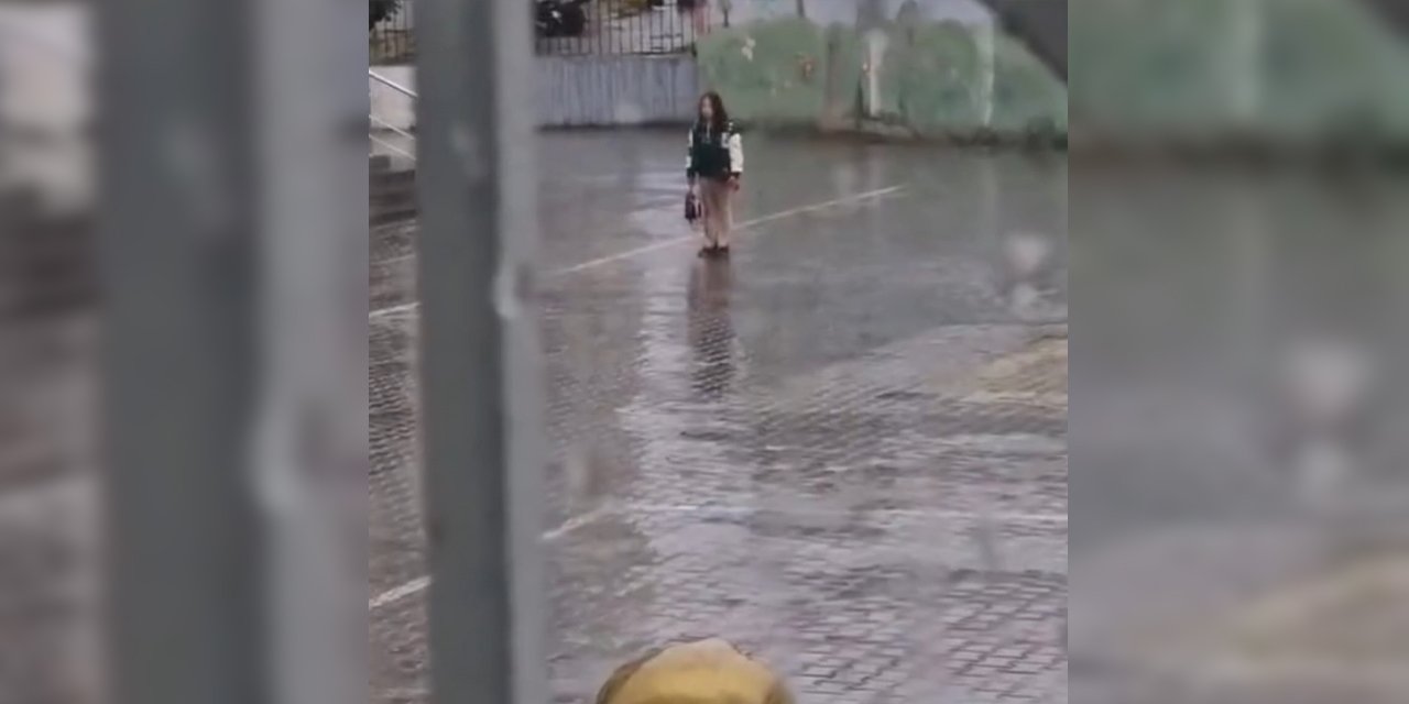 Yağmur altında İstiklal Marşı'na eşlik eden minik kızın vatan sevgisi görenleri duygulandırdı