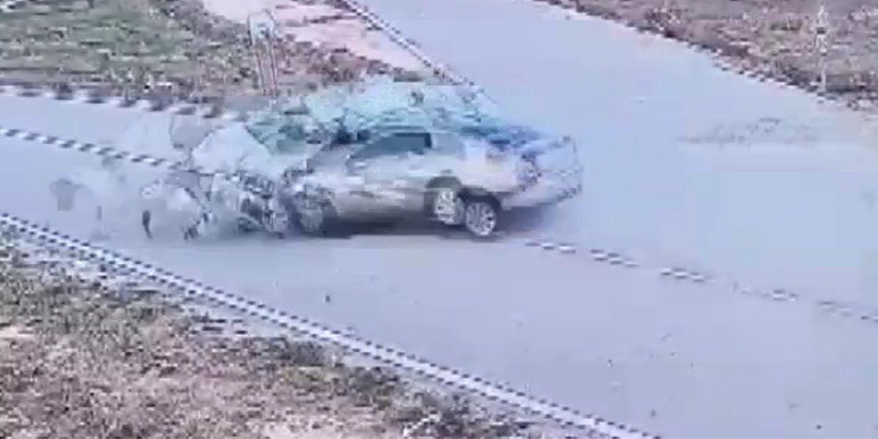 Otomobilleri kafa kafaya çarpıştığı kazada, 15 yaşındaki sürücü öldü