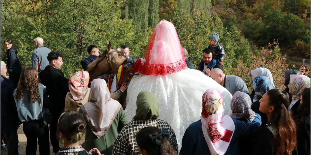 Konya’nın yeni gelini, evine asırlık gelenekle gitti