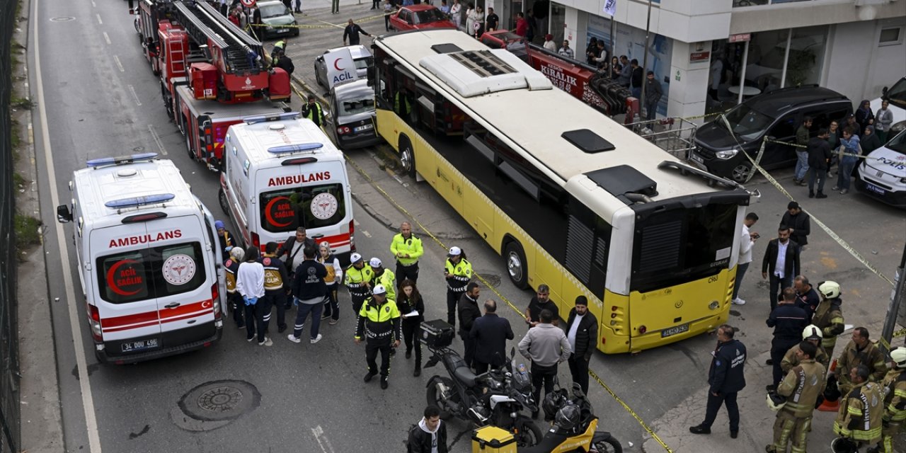 Motosikletliyle kavga eden otobüsün şoförü durağa daldı! 1 kişi öldü 4 kişi yaralı