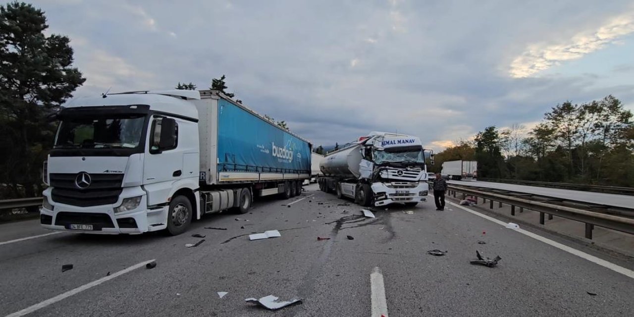 Biri Konya plakalı 2 TIR çarpıştı, içinden sağ çıktı