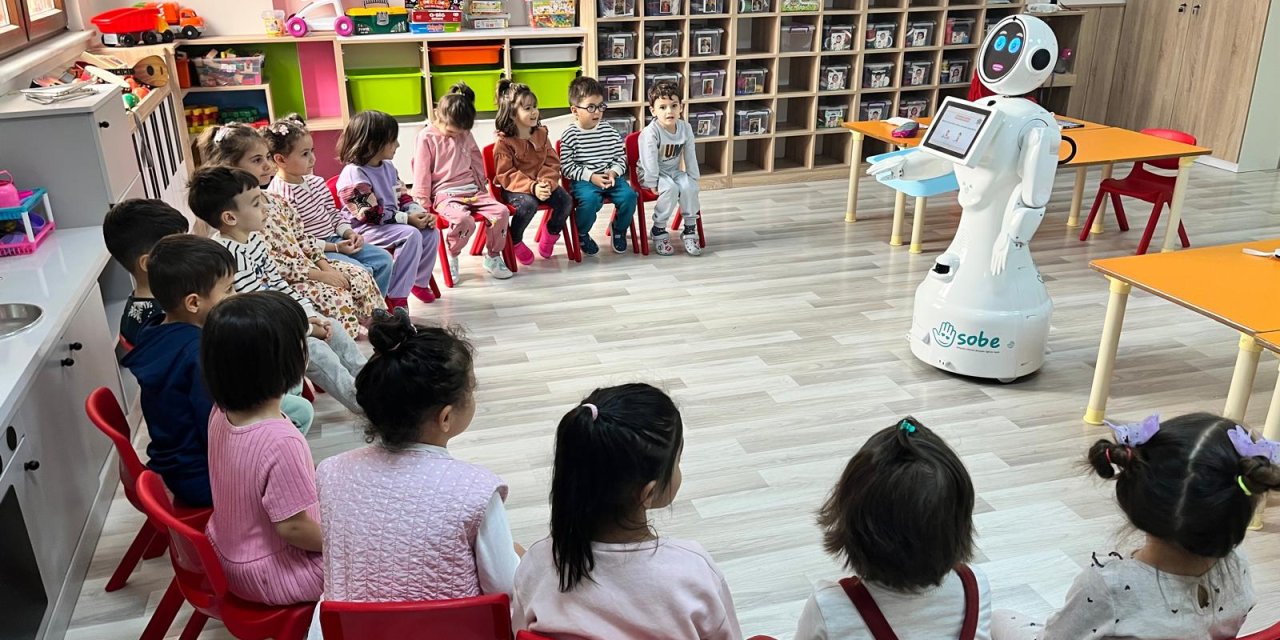 Konya’da otizmli çocukların sosyal dünyası Ada robotla renklendi