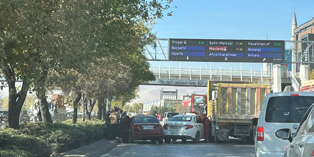 Konya’da 3 aracın karıştığı kaza yolu kapattı