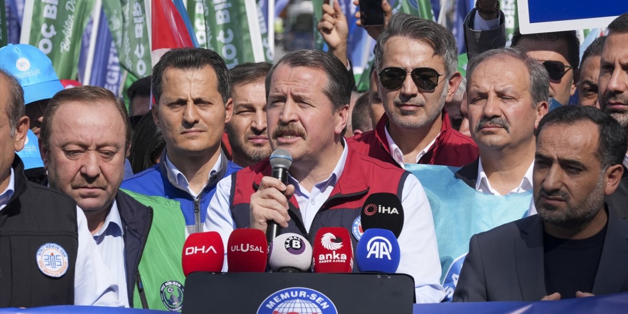 Memurlar ve emekliler için ek zam eylemi