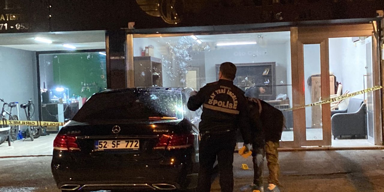 Oto galeriye uzun namlulu silahla saldırı! 2 kişi vuruldu