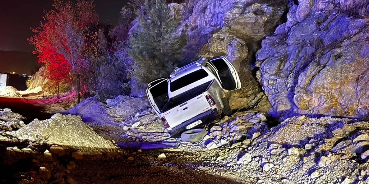 Kayalıklara çarptı, UMKE zor kurtardı