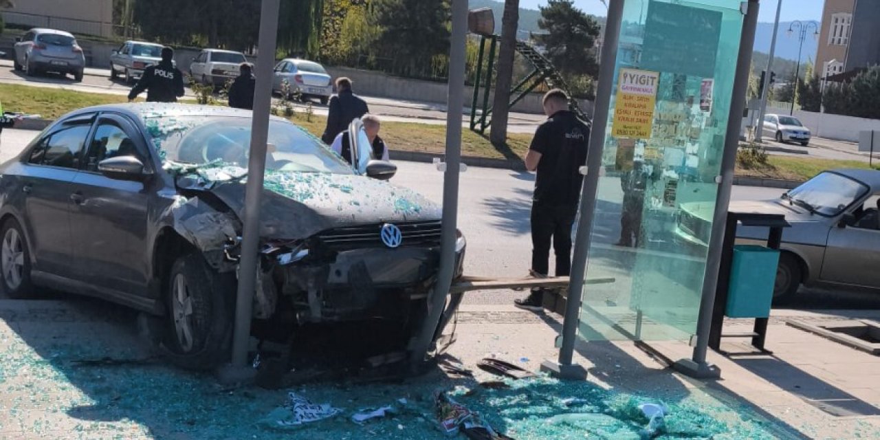 Konya’da çarpışan otomobillerden biri durağa daldı