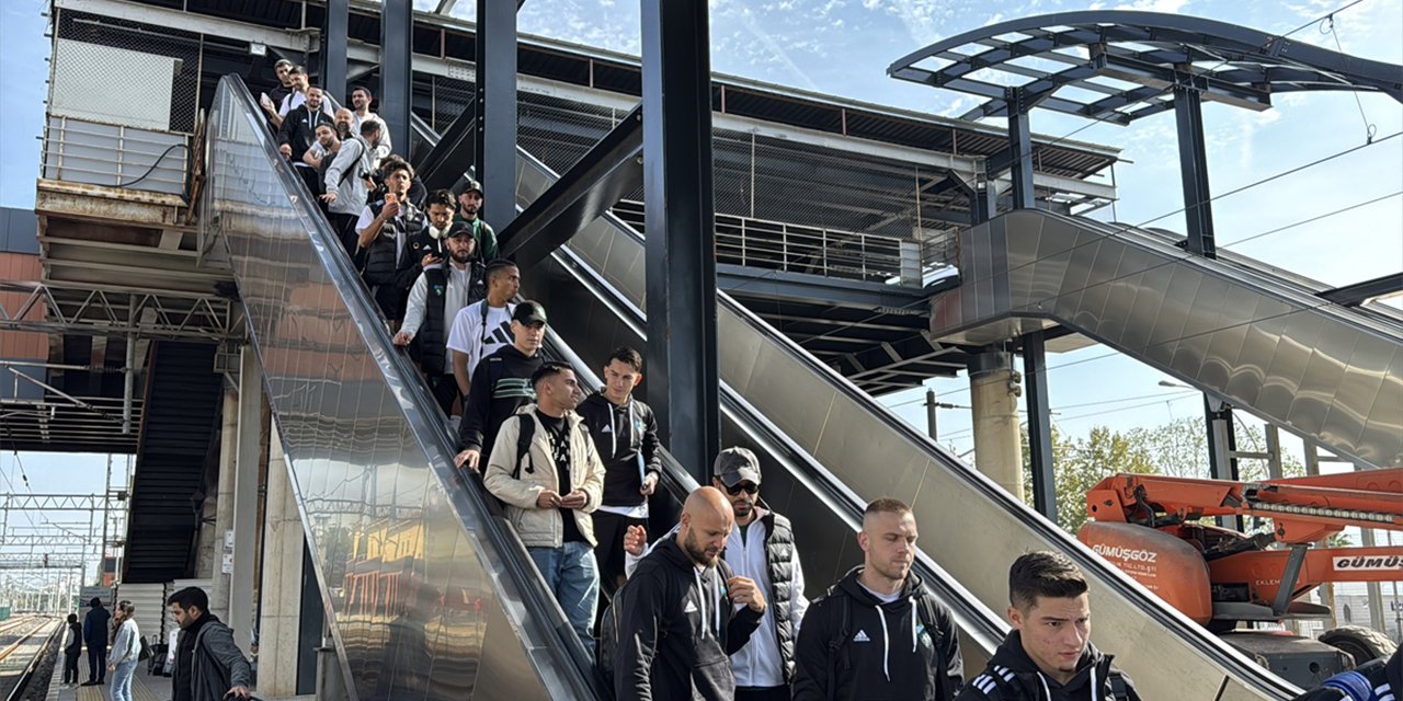 Konyaspor’un rakibi Kocaelispor’un farklı Konya yolculuğu başladı