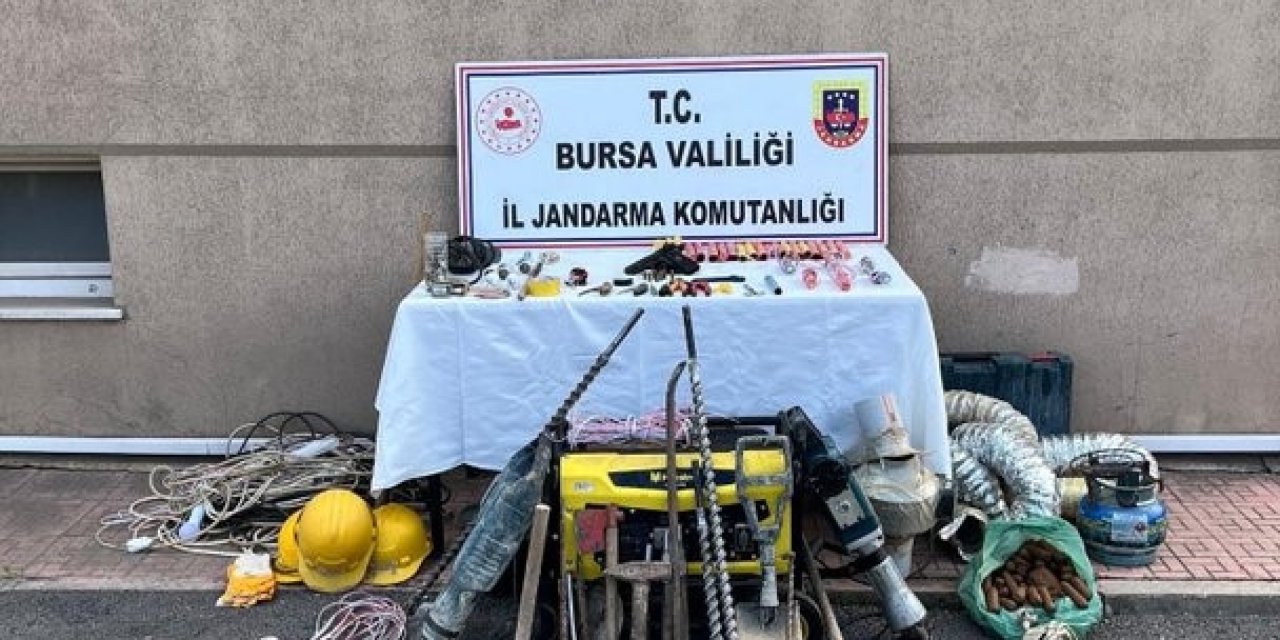 Ormanda define avı suya düştü! Cephanelik gibi kazı zulası