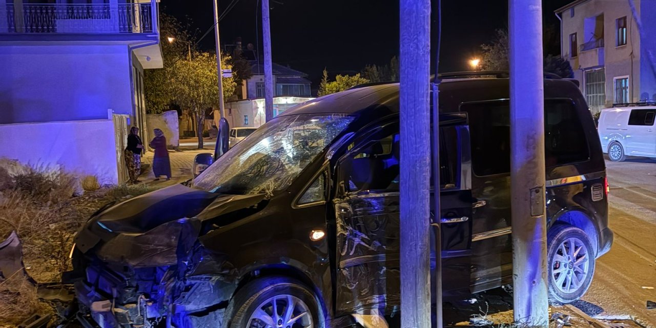 Konya’da araçla çarpışan motosiklet yayaların arasına daldı